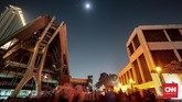 Gerhana bulan terlihat dari Cikini, Jakarta Pusat. Lembaga Penerbangan dan Antariksa Nasional (LAPAN) memperkirakan fenomena alam unik ini diiringi dengan Planet Mars yang bisa dilihat oleh mata telanjang dan kemunculan hujan meteor. (CNN Indonesia/Bisma Septalisma)