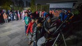 Sejumlah anak antre untuk mengamati gerhana bulan total dengan menggunakan teleskop di Lapangan Salman ITB, Bandung, Jawa Barat. (Antara/Raisan Al Farisi)