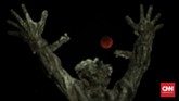 Fase gerhana bulan total 'Micro Blood Moon' dari Monumen Pembebasan Irian Barat, Jakarta. Januari lalu, terjadi fenomena 'Blood Moon'. Terdapat perbedaan di antara keduanya. (CNN Indonesia/Bisma Septalisma)