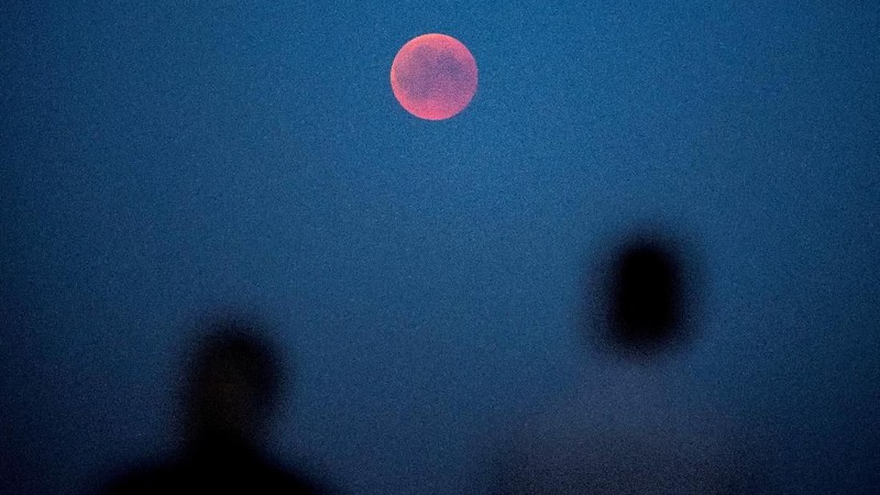 Gerhana Bulan Total menjadi peristiwa fenomena alam yang langka, gerhana dengan durasi paling lama satu kali selama 100 tahun.