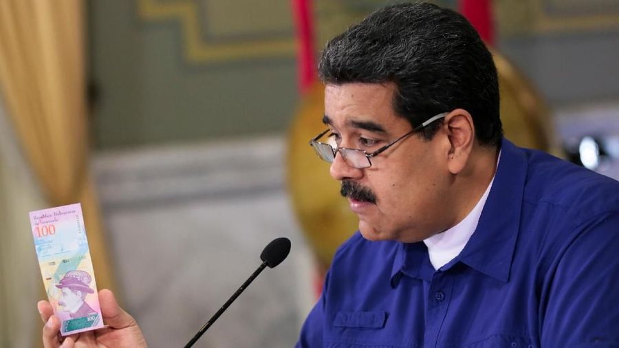 Venezuela's President Nicolas Maduro holds a bank note of the new Venezuela's currency Bolivar Soberano (Sovereign Bolivar) as he speaks during a meeting with ministers at Miraflores Palace in Caracas, Venezuela July 25, 2018. Miraflores Palace/Handout via REUTERS ATTENTION EDITORS - THIS PICTURE WAS PROVIDED BY A THIRD PARTY.
