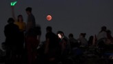 Warga Munich, Jerman, menyaksikan gerhana bulan dari Taman Olympic. (AFP/Christof Stache)