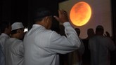 Umat Muslim melaksanakan salat gerhana saat gerhana bulan total