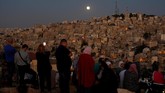 Gerhana bulan menerangi Amman Citadel, Yordania. Kali ini, bulan terlihat lebih kecil dari biasanya dan karenanya disebut