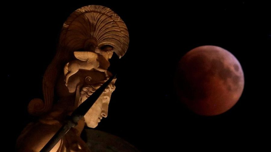 Gerhana Bulan Total menjadi peristiwa fenomena alam yang langka, gerhana dengan durasi paling lama satu kali selama 100 tahun.