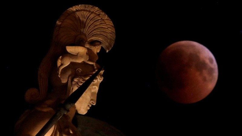 Gerhana Bulan Total menjadi peristiwa fenomena alam yang langka, gerhana dengan durasi paling lama satu kali selama 100 tahun.
