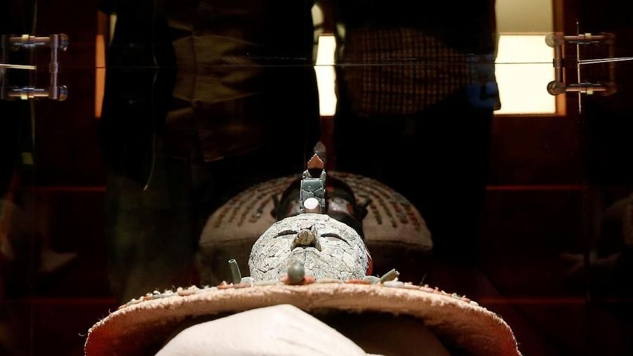 Pengunjung akan melihat kalung pemakaman dan topeng yang terbuat dari perunggu yang sudah disusun oleh para arkeolog