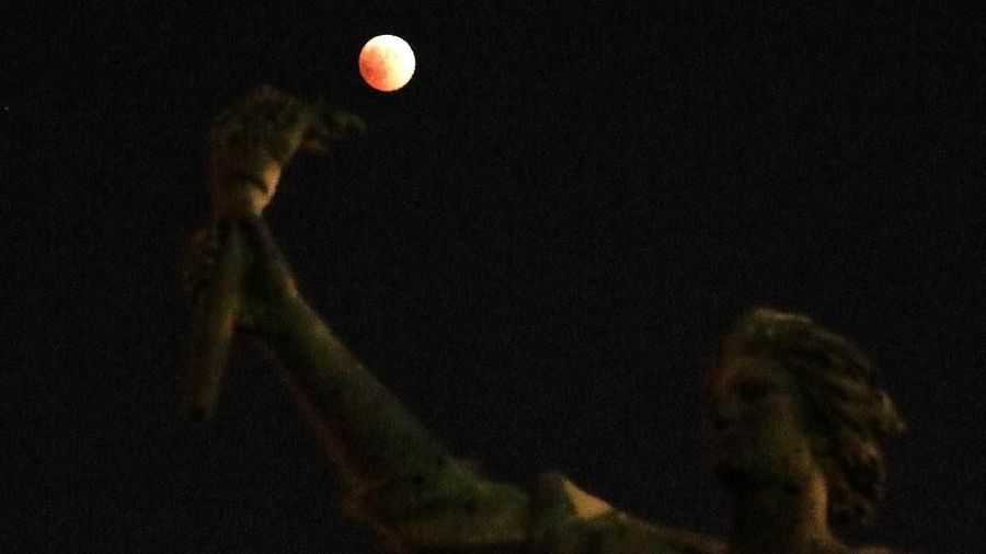 Gerhana Bulan Total menjadi peristiwa fenomena alam yang langka, gerhana dengan durasi paling lama satu kali selama 100 tahun.
