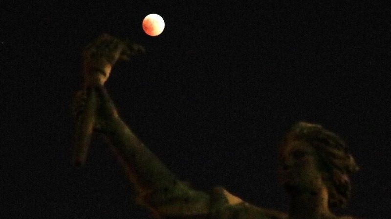 Gerhana Bulan Total menjadi peristiwa fenomena alam yang langka, gerhana dengan durasi paling lama satu kali selama 100 tahun.