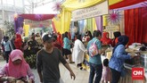 Kerak telor, asinan, dodol, lontong Cap Go Meh, es tung-tung, dan panganan khas Betawi lainnya menjadi suguhan yang dapat dinikmati tamu undangan serta masyarakat hanya dengan menukarkan kupon dari penyelenggara. (CNN Indonesia/Agniya Khoiri)