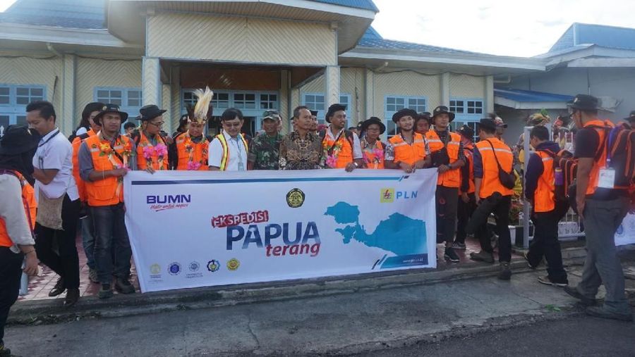 Tantangan terberat penyaluran listrik tersebut ialah akses dan medan yang sulit.