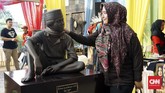 Para pemain film 'Si Doel The Movie' seperti Rano Karno, Mandra, Cornelia Agatha, Maudy Kusnaedy, Suti Karno hingga sejumlah pemain pendukung ikut membaur di tengah keramaian festival bersama tamu undangan dan masyarakat yang hadir. (CNN Indonesia/Agniya Khoiri)
