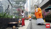 Semarak gala premier 'Si Doel the Movie' di Jakarta turut diramaikan dengan festival Betawi yang menyuguhkan sajian kuliner hingga budaya. (CNN Indonesia/Agniya Khoiri)