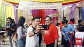 Rano Karno selaku sutradara Si Doel The Movie mengatakan bahwa ia memang ingin membuat gala premier ini seperti berada di pasar rakyat, kala tamu dan masyarakat datang menonton sambil jajan makan-makanan tradisional. (CNN Indonesia/Agniya Khoiri)
