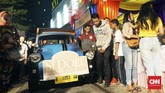 Datang menggunakan oplet tua, para pemain 'Si Doel The Movie' datang menyapa sekaligus tampil bersama menyanyikan lagu tema 'Si Doel Anak Betawi'. (CNN Indonesia/Agniya Khoiri)
