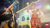 Sementara, hiburan seperti pawai ondel-ondel, musik keroncong, tari jaipong hingga replika rumah Doel menyemarakkan Festival Betawi tersebut. (CNN Indonesia/Agniya Khoiri)