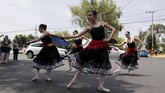 Perusahaan itu ‘menurunkan’ balerina-balerina yang menari berjajar dengan rok tutu dan pointe shoe. Dagu mereka terangkat tinggi, lengan mereka meliuk gemulai. Di hadapan para pengguna kendaraan, mereka beraksi. (REUTERS/Henry Romero)