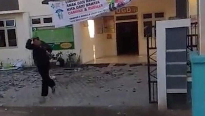 Gempa 6,4 SR yang mengguncang NTB menimbulkan korban jiwa.