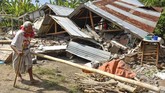 Warga berjalan di depan rumah yang roboh akibat gempa di Desa Sajang, Kecamatan Sembalun, Selong, Lombok Timur, NTB, Minggu (29/7). (ANTARA FOTO/Ahmad Subaidi)