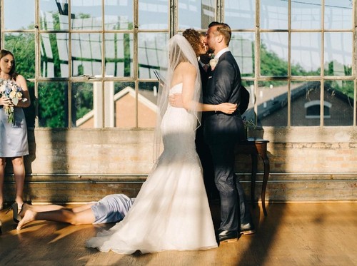 Ada yang Janggal, Netizen Heboh Lihat Foto Pernikahan Romantis Ini Ada yang Janggal, Netizen Heboh Lihat Foto Pernikahan Romantis Ini