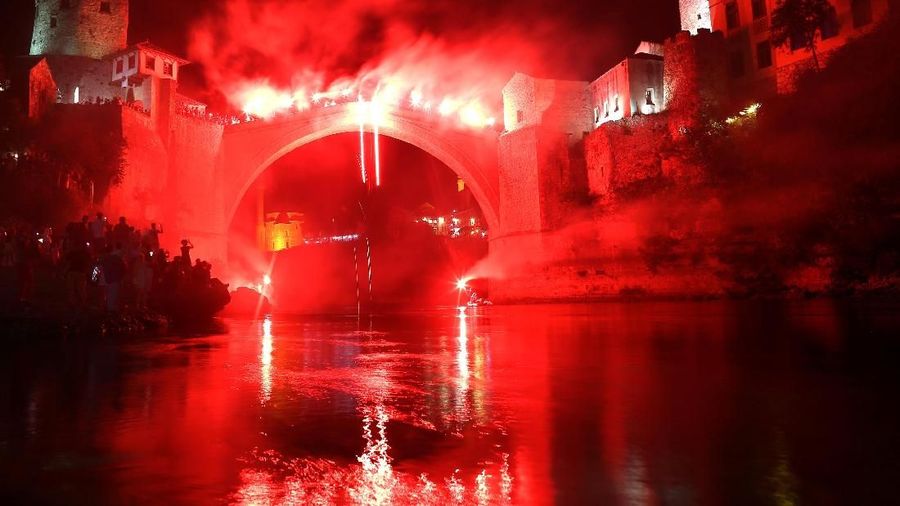 Dalam kompetisi yang diadakan di kota kuno Bosnia Mostar, peserta diwajibkan melompat atau menyelam dari jembatan setinggi 24 meter.