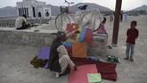 Para perajin layang-layang pun bergelut dengan bisnis itu sampai usia senja. (AFP PHOTO / Wakil KOHSAR)