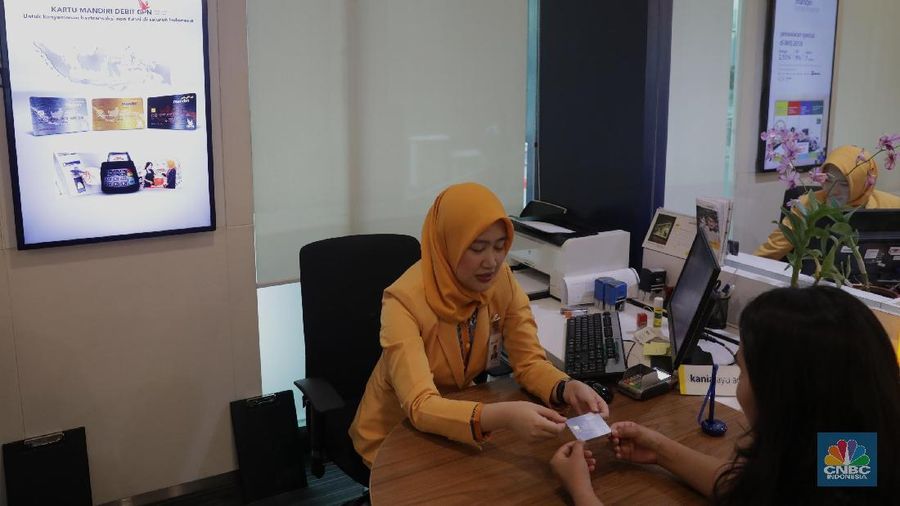 Bank rela memberikan layanan istimewa kepada mereka-mereka ini, bahkan disediakan kantor khusus dengan fasilitas yang tentunya jauh berbeda dengan nasabah biasa