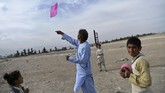 Langit Afghanistan baru kembali dipenuhi layang-layang setelah invasi yang dipimpin Amerika Serikat masuk. Kali ini harganya tidak semurah sebelumnya. (AFP PHOTO / WAKIL KOHSAR)
