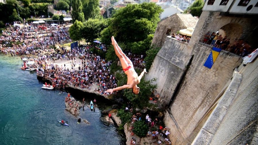 Dalam kompetisi yang diadakan di kota kuno Bosnia Mostar, peserta diwajibkan melompat atau menyelam dari jembatan setinggi 24 meter.