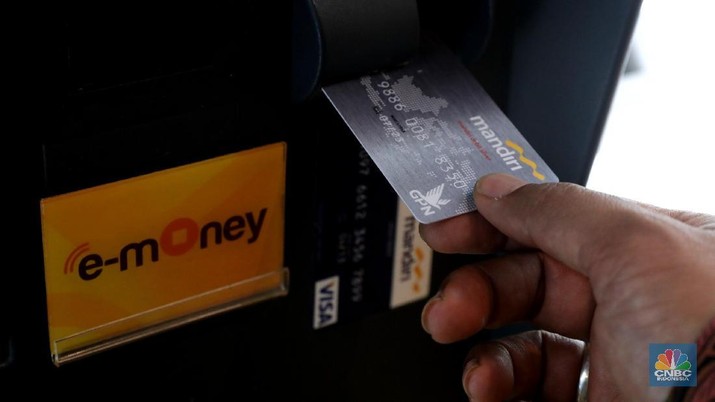 Nasabah menukar kartu ATM visa menjadi GPN Plaza Mandiri, Jakarta, Senin (30/7). Bank Indonesia (BI) dan perbankan menggelar kampanye Gerbang Pembayaran Nasional (GPN). Kegiatan penukaran kartu pada 30 Juli-3 Agustus 2018. Pekan penukaran kartu berlogo GPN merupakan tindak lanjut acara peluncuran bersama kartu berlogo GPN di Jakarta pada 3 Mei 2018. Kartu berlogo GPN diharapkan untuk memudahkan masyarakat untuk melakukan transaksi pada seluruh kanal pembayaran (EDC) yang tersedia, sehingga akan meningkatkan efisiensi waktu dan biaya. (CNBC Indonesia/Muhammad Sabki)