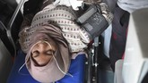 Pendaki Gunung Rinjani yang sempat terjebak longsor akibat gempa bumi menerima perawatan medis setibanya di Pos Bawaknao, Sembalun, Lombok Timur, NTB, Senin (30/7). ANTARA FOTO/Akbar Nugroho Gumay