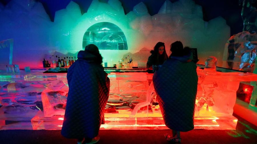 Hawa dingin minus 10 derajat dengan patung es berwarna yang diterangi dengan LED bersama alunan musik menciptakan pengalaman yang unik.