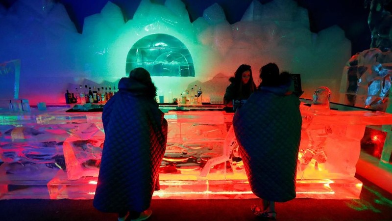 Hawa dingin minus 10 derajat dengan patung es berwarna yang diterangi dengan LED bersama alunan musik menciptakan pengalaman yang unik.