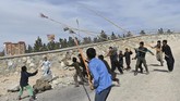 Salah satu pedagang layang-layang di Kabul mengatakan pada AFP, ia bisa mengantongi US$4.200 atau sekitar Rp60 juta dalam tiga bulan saja. (AFP PHOTO / Wakil KOHSAR)