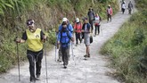 Pendaki Gunung Rinjani yang sempat terjebak longsor akibat gempa bumi tiba di Pos Bawaknao, Sembalun, Lombok Timur, NTB, Senin (30/7). ANTARA FOTO/Akbar Nugroho Gumay/foc/18.