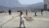Padahal membuat dan memainkan layang-layang sempat dilarang pada era 1996 sampai 2001. (AFP PHOTO / WAKIL KOHSAR)