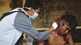 Pendaki Gunung Rinjani yang sempat terjebak longsor akibat gempa bumi menerima perawatan medis setibanya di Pos Bawaknao, Sembalun, Lombok Timur, NTB, Senin (30/7). ANTARA FOTO/Akbar Nugroho Gumay/foc/18.