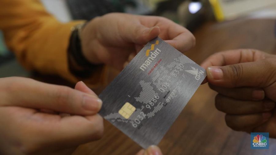 Nasabah menukar kartu ATM visa menjadi GPN Plaza Mandiri, Jakarta, Senin (30/7). Bank Indonesia (BI) dan perbankan menggelar kampanye Gerbang Pembayaran Nasional (GPN). Kegiatan penukaran kartu pada 30 Juli-3 Agustus 2018. Pekan penukaran kartu berlogo GPN merupakan tindak lanjut acara peluncuran bersama kartu berlogo GPN di Jakarta pada 3 Mei 2018. Kartu berlogo GPN diharapkan untuk memudahkan masyarakat untuk melakukan transaksi pada seluruh kanal pembayaran (EDC) yang tersedia, sehingga akan meningkatkan efisiensi waktu dan biaya. (CNBC Indonesia/Muhammad Sabki)