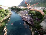 Di Bosnia, Terjun Bebas dari Jembatan Tua Jadi Atraksi Wisata