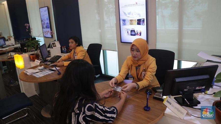Nasabah menukar kartu ATM visa menjadi GPN Plaza Mandiri, Jakarta, Senin (30/7). Bank Indonesia (BI) dan perbankan menggelar kampanye Gerbang Pembayaran Nasional (GPN). Kegiatan penukaran kartu pada 30 Juli-3 Agustus 2018. Pekan penukaran kartu berlogo GPN merupakan tindak lanjut acara peluncuran bersama kartu berlogo GPN di Jakarta pada 3 Mei 2018. Kartu berlogo GPN diharapkan untuk memudahkan masyarakat untuk melakukan transaksi pada seluruh kanal pembayaran (EDC) yang tersedia, sehingga akan meningkatkan efisiensi waktu dan biaya. (CNBC Indonesia/Muhammad Sabki)
