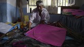 Memproduksi layang-layang pun tidak sulit. Satu buah hanya membutuhkan beberapa menit, mulai memilih buluh bambu, memotongnya sampai menempelkannya dengan kertas warna-warni. (AFP PHOTO / Wakil KOHSAR)