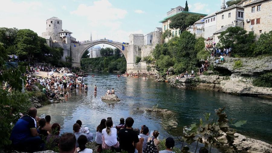 Dalam kompetisi yang diadakan di kota kuno Bosnia Mostar, peserta diwajibkan melompat atau menyelam dari jembatan setinggi 24 meter.