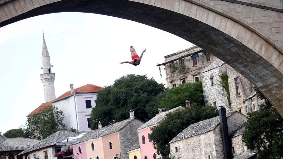 Dalam kompetisi yang diadakan di kota kuno Bosnia Mostar, peserta diwajibkan melompat atau menyelam dari jembatan setinggi 24 meter.