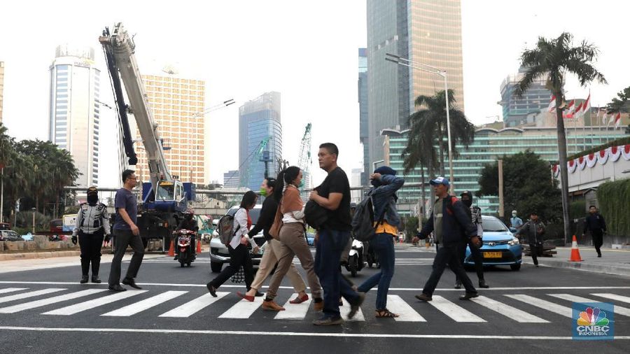Warga melintas di Pelican Crossing , Thamrin, Jakarta,Senin (30/7). Gubernur DKI Jakarta Anies Baswedan merencanakan untuk merobohkan jembatan penyeberangan orang (JPO) di jalan Thamrin. Nantinya, JPO tersebut akan diganti dengan Pelican Crossing karena JPO tersebut dianggap menghalangi pemandangan ke Monumen Selamat Datang dari arah Monas. Penyeberangan pelican (pelican crossing) biasanya ditandai dengan jalur zig-zag serta garis lurus di sisi jalan. Yang pasti, penyeberangan pelican memiliki lampu lalu lintas yang lampu hijaunya baru bisa diaktifkan bila pejalan kaki menekan tombol. (CNBC Indonesia/Muhammad Sabki0