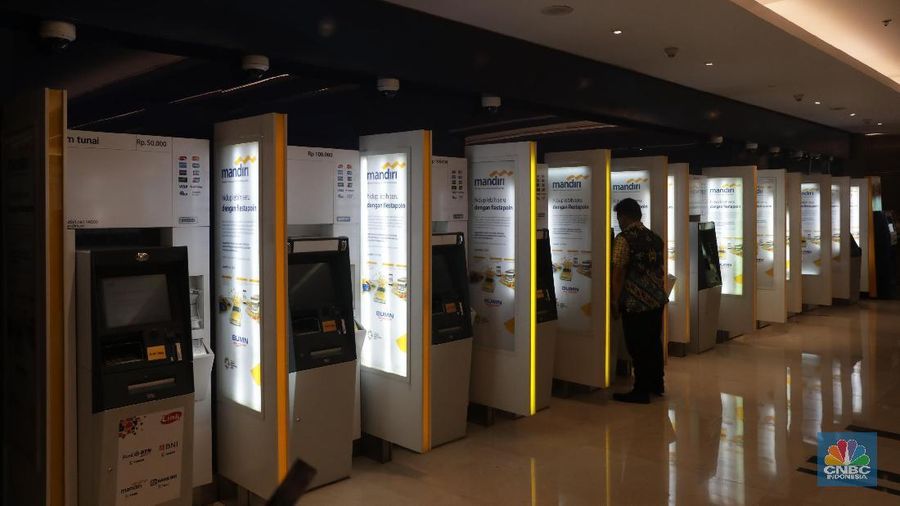 Nasabah menukar kartu ATM visa menjadi GPN Plaza Mandiri, Jakarta, Senin (30/7). Bank Indonesia (BI) dan perbankan menggelar kampanye Gerbang Pembayaran Nasional (GPN). Kegiatan penukaran kartu pada 30 Juli-3 Agustus 2018. Pekan penukaran kartu berlogo GPN merupakan tindak lanjut acara peluncuran bersama kartu berlogo GPN di Jakarta pada 3 Mei 2018. Kartu berlogo GPN diharapkan untuk memudahkan masyarakat untuk melakukan transaksi pada seluruh kanal pembayaran (EDC) yang tersedia, sehingga akan meningkatkan efisiensi waktu dan biaya. (վ/Muhammad Sabki)