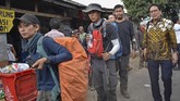 Dubes Thailand untuk Indonesia Songphol Sukchan (kanan) menjemput warganya yang terjebak di Gunung Rinjani di pintu pendakian Bawak Nao, Kecamatan Sembalun, Lombok Timur, NTB, Senin (30/7). ANTARA FOTO/Ahmad Subaidi