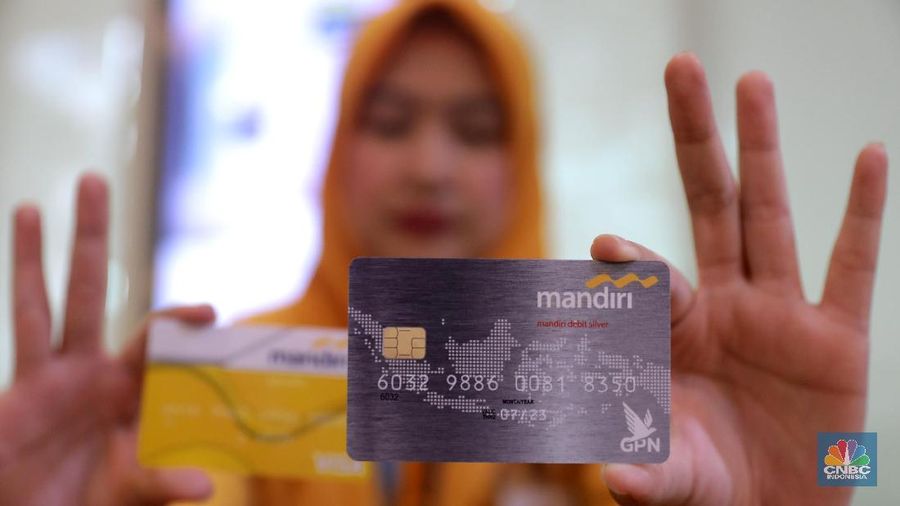 Nasabah menukar kartu ATM visa menjadi GPN Plaza Mandiri, Jakarta, Senin (30/7). Bank Indonesia (BI) dan perbankan menggelar kampanye Gerbang Pembayaran Nasional (GPN). Kegiatan penukaran kartu pada 30 Juli-3 Agustus 2018. Pekan penukaran kartu berlogo GPN merupakan tindak lanjut acara peluncuran bersama kartu berlogo GPN di Jakarta pada 3 Mei 2018. Kartu berlogo GPN diharapkan untuk memudahkan masyarakat untuk melakukan transaksi pada seluruh kanal pembayaran (EDC) yang tersedia, sehingga akan meningkatkan efisiensi waktu dan biaya. (²©²ÊÍøÕ¾/Muhammad Sabki)