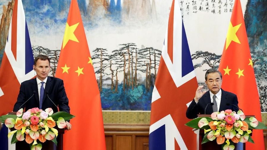 Britain's Foreign Secretary Jeremy Hunt (L) and China's Foreign Minister Wang Yi attend a joint news conference at the Diaoyutai State Guesthouse in Beijing, China July 30, 2018. REUTERS/Jason Lee