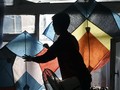 FOTO: Warna-warni Pembuat Layang-layang Afghanistan