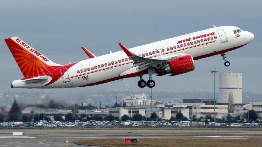 FILE PHOTO: An Air India Airbus A320neo plane takes off in Colomiers near Toulouse, France, December 13, 2017. REUTERS/Regis Duvignau/File Photo